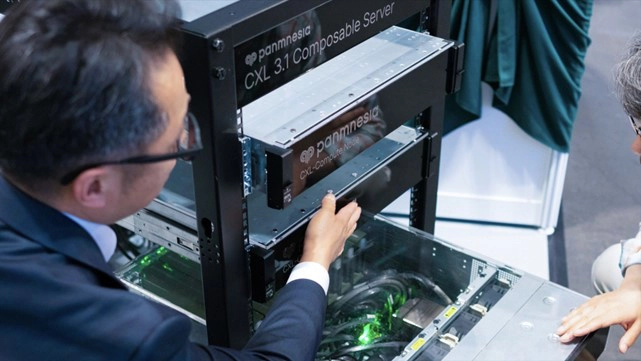 Explaining Panmnesia’s HPC-oriented CXL solution to visitors.